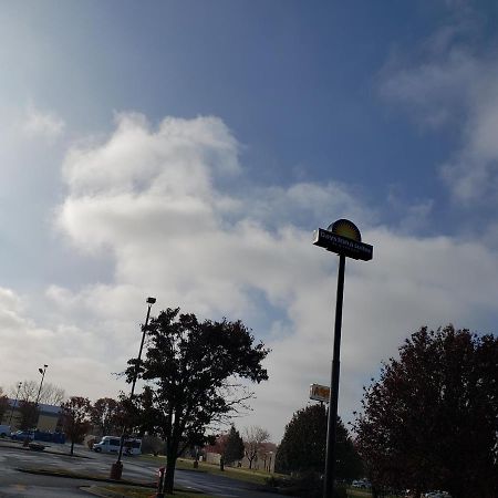 Days Inn & Suites By Wyndham Merrillville Bagian luar foto