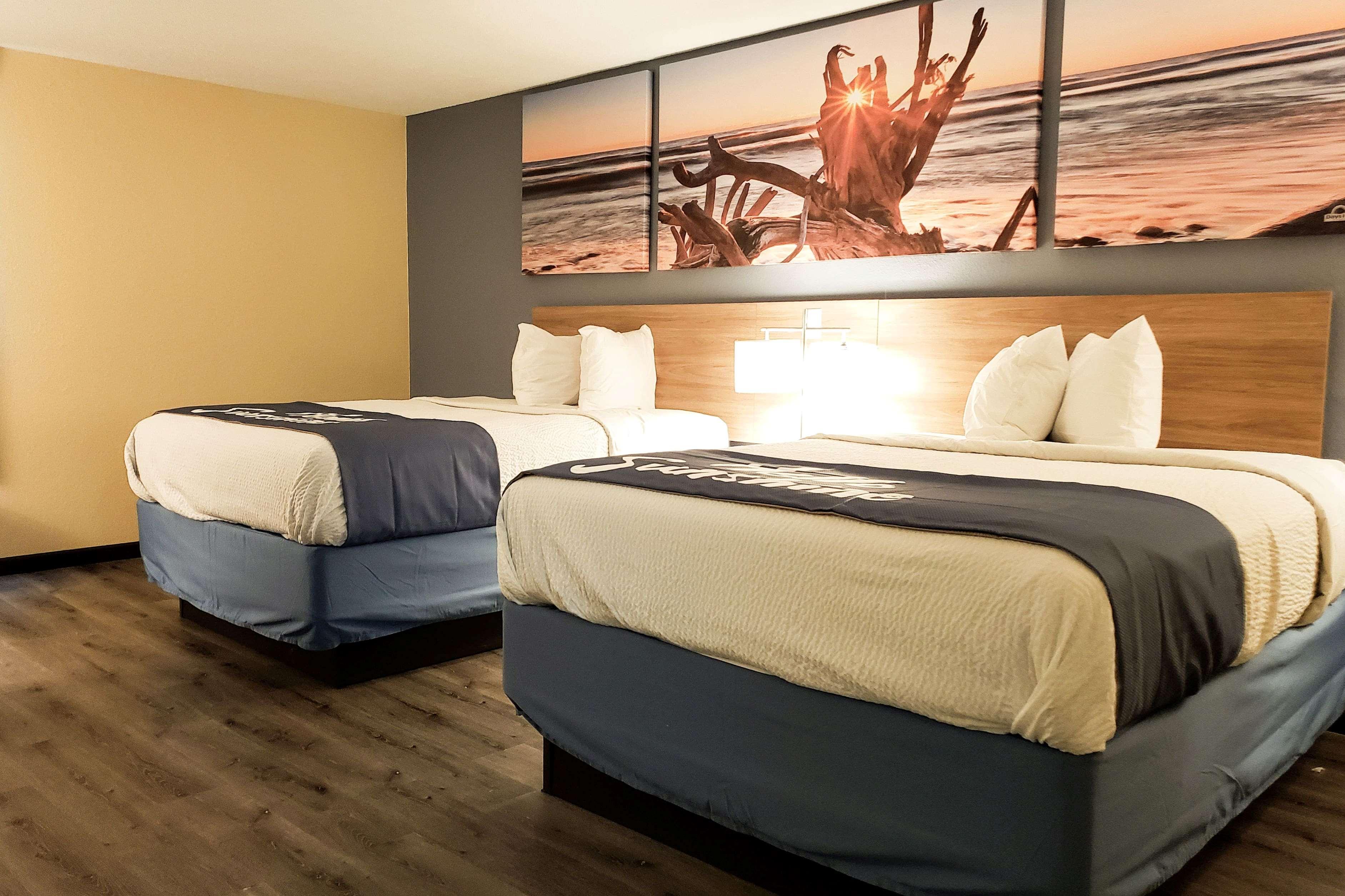 Days Inn & Suites By Wyndham Merrillville Bagian luar foto