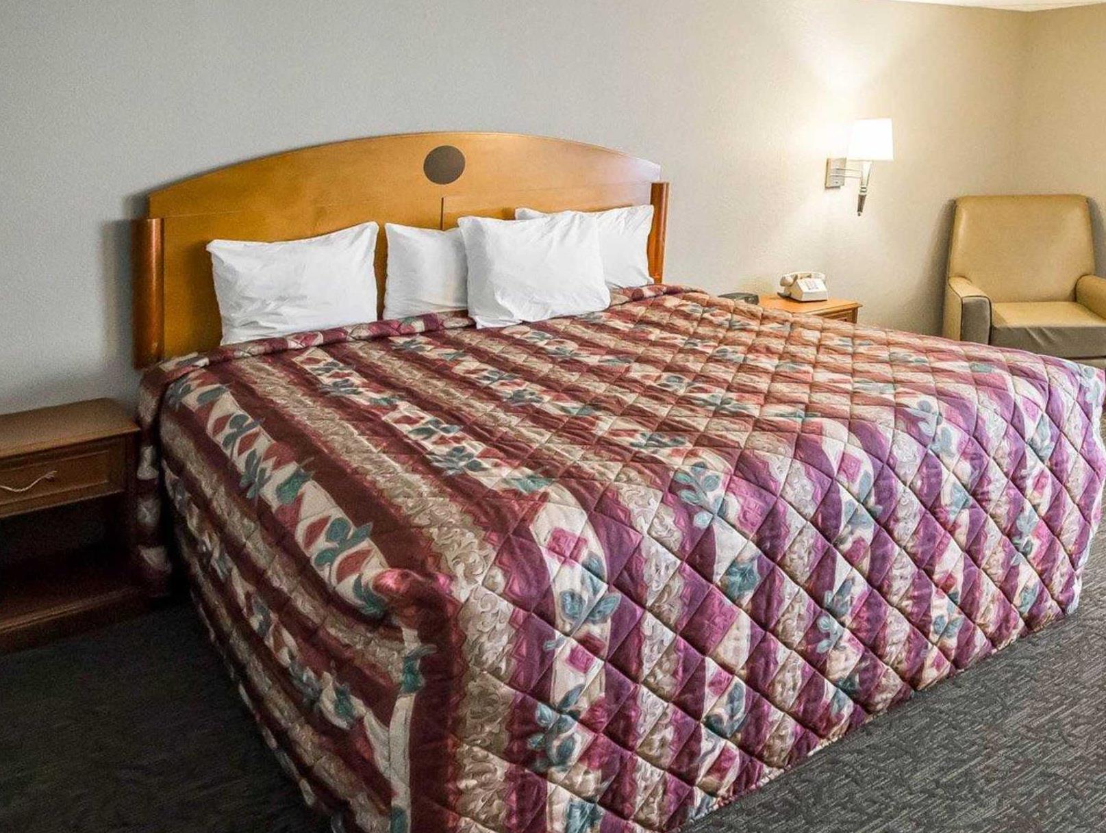 Days Inn & Suites By Wyndham Merrillville Bagian luar foto