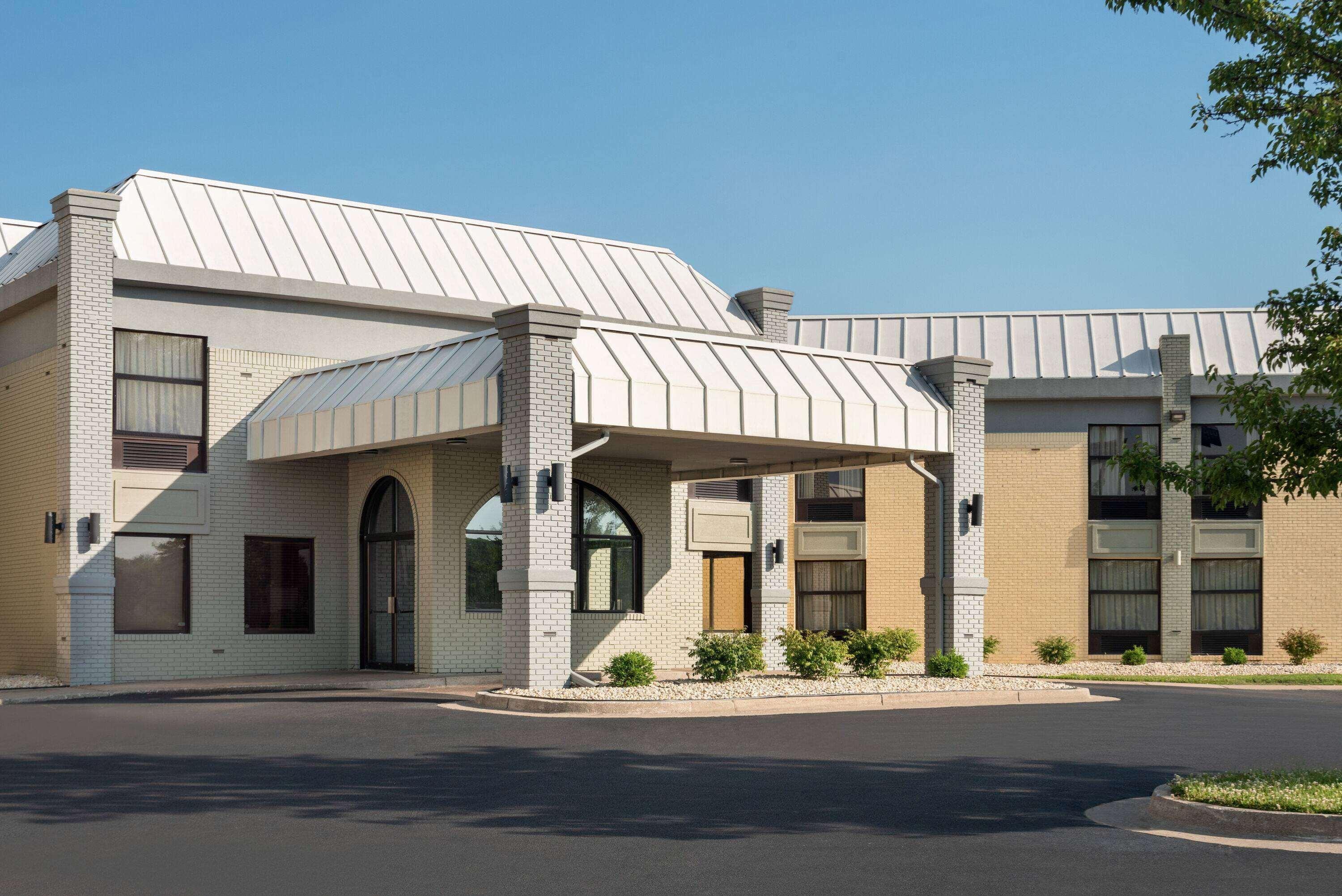 Days Inn & Suites By Wyndham Merrillville Bagian luar foto