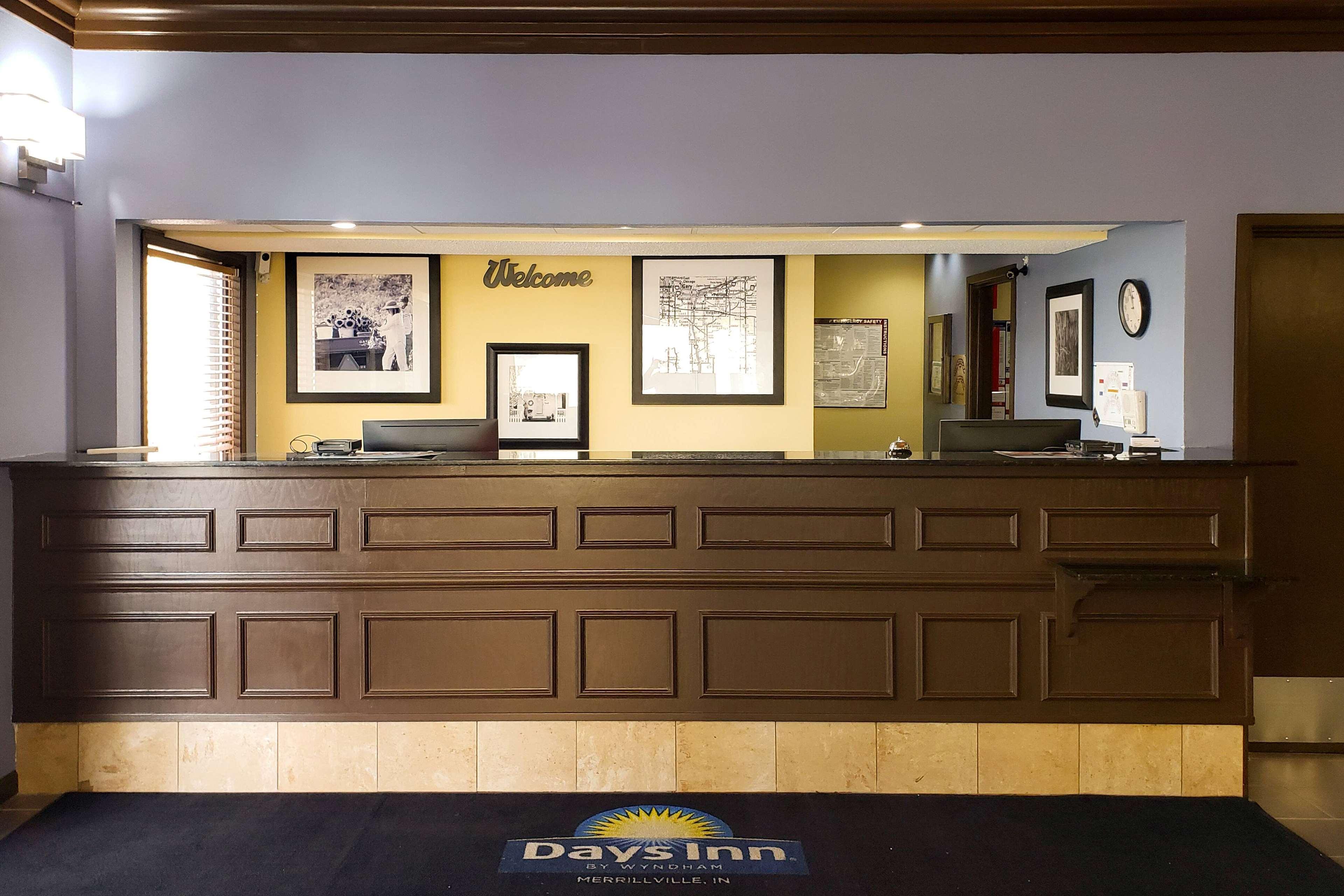 Days Inn & Suites By Wyndham Merrillville Bagian luar foto