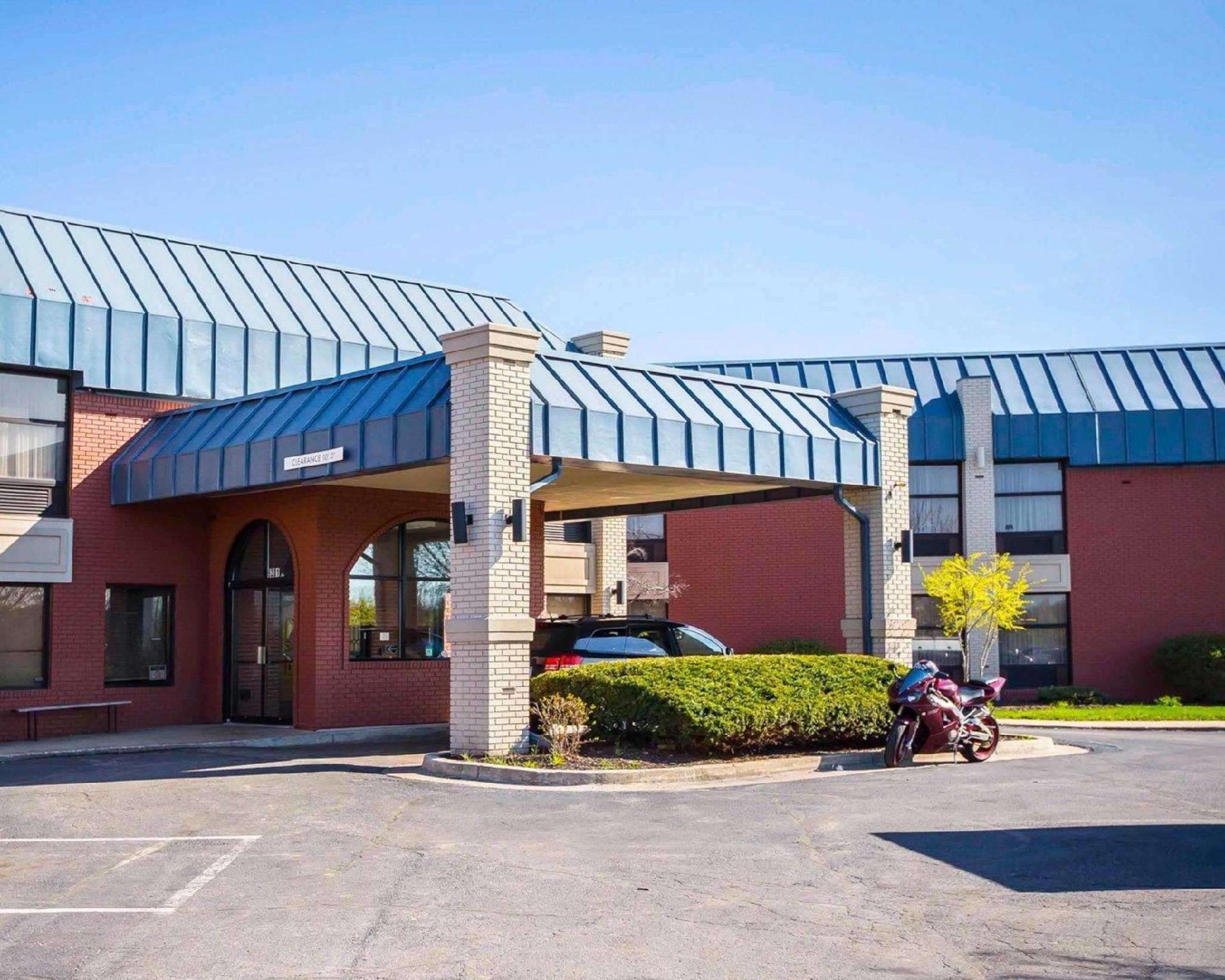 Days Inn & Suites By Wyndham Merrillville Bagian luar foto