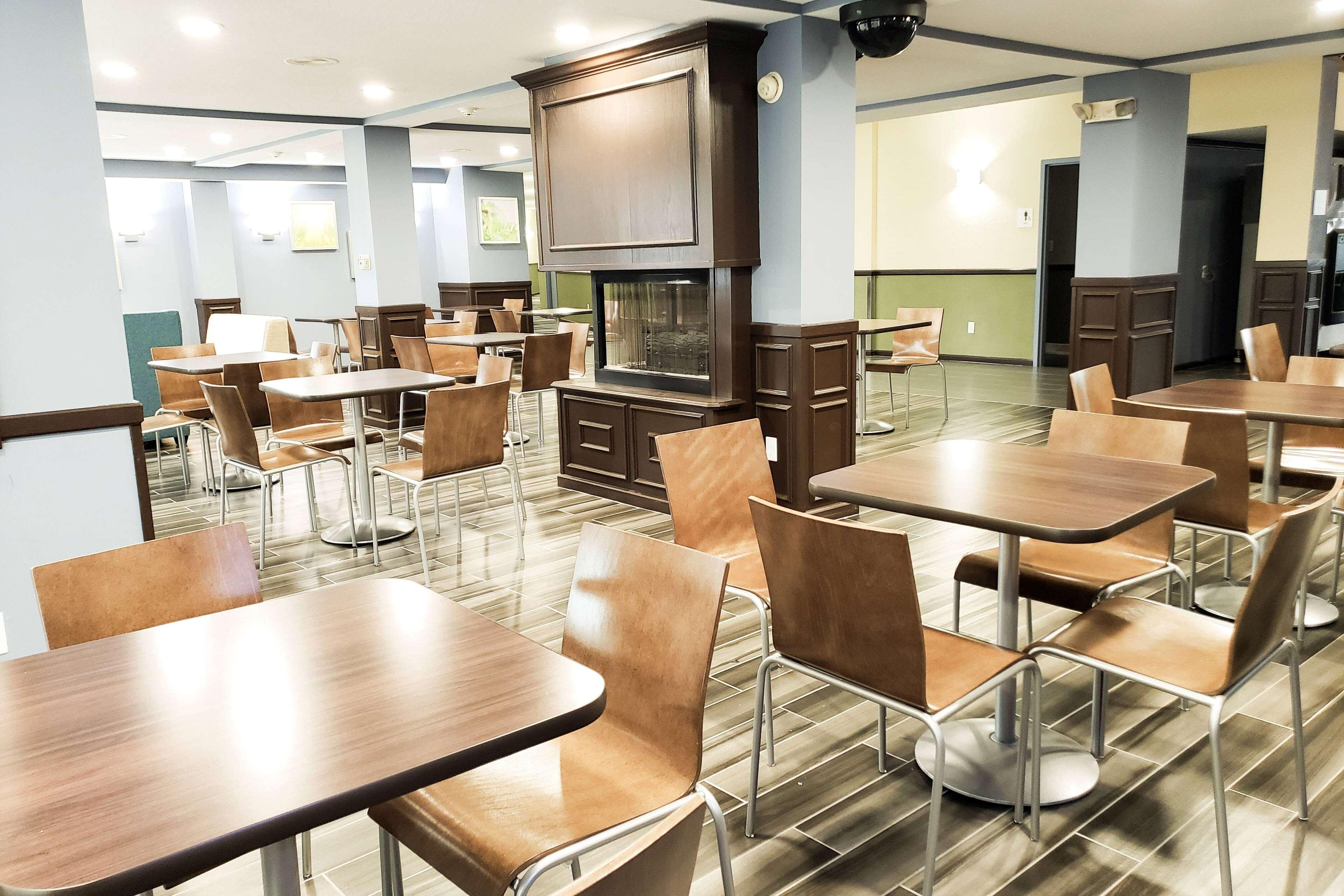 Days Inn & Suites By Wyndham Merrillville Bagian luar foto