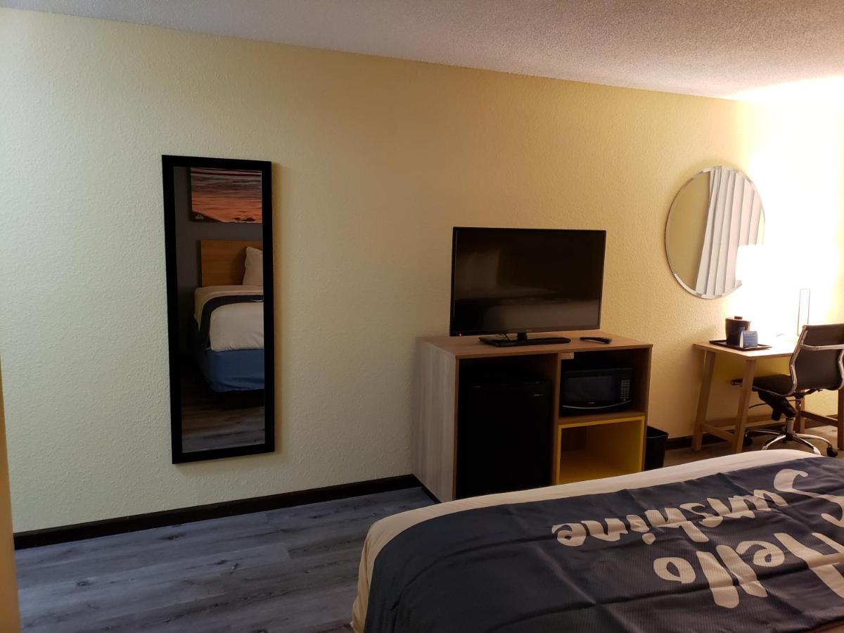 Days Inn & Suites By Wyndham Merrillville Bagian luar foto