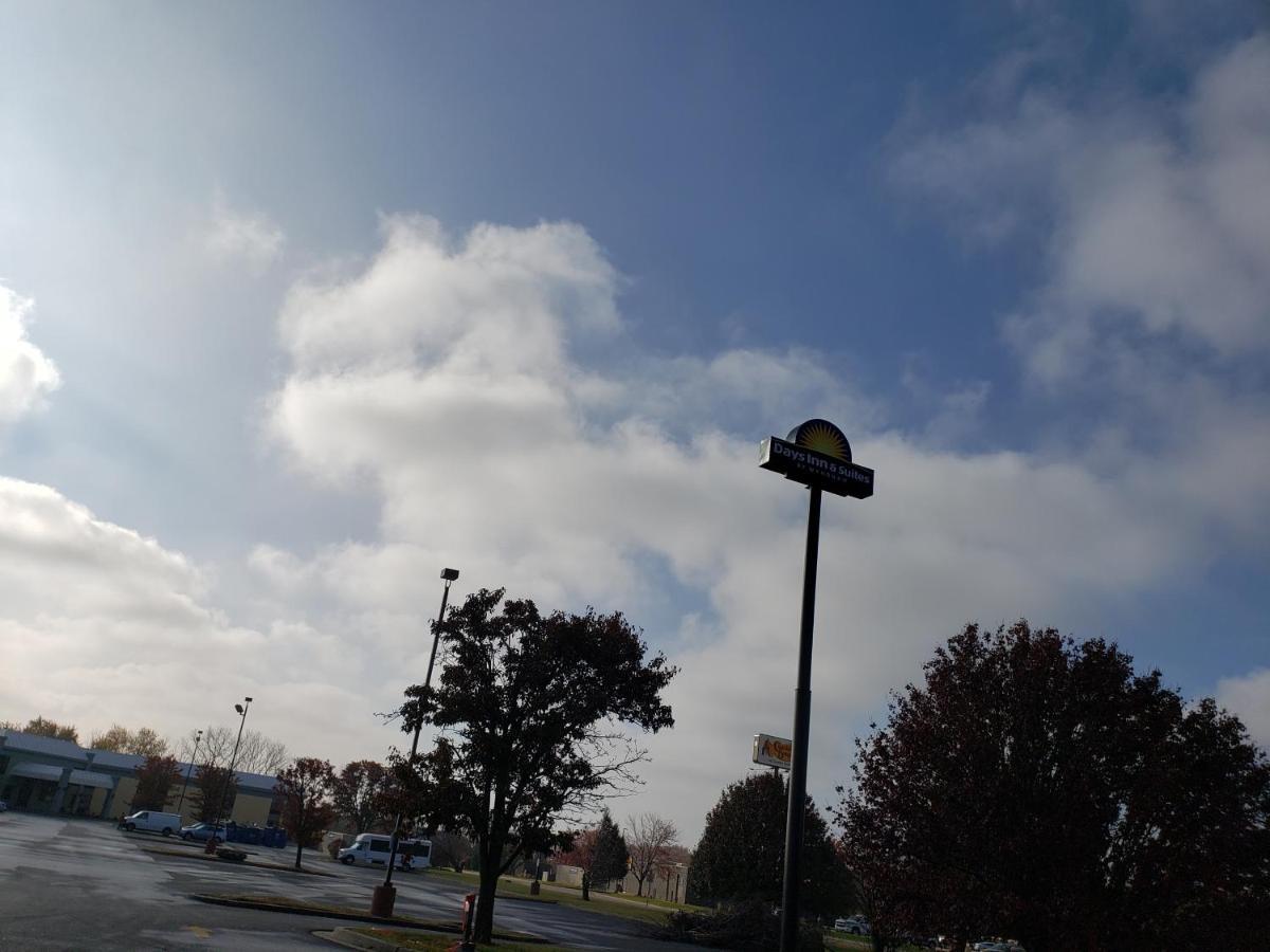 Days Inn & Suites By Wyndham Merrillville Bagian luar foto