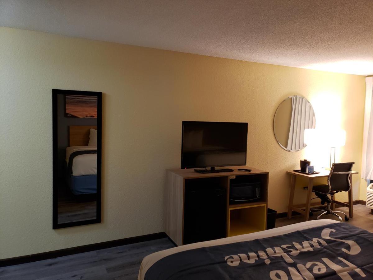 Days Inn & Suites By Wyndham Merrillville Bagian luar foto