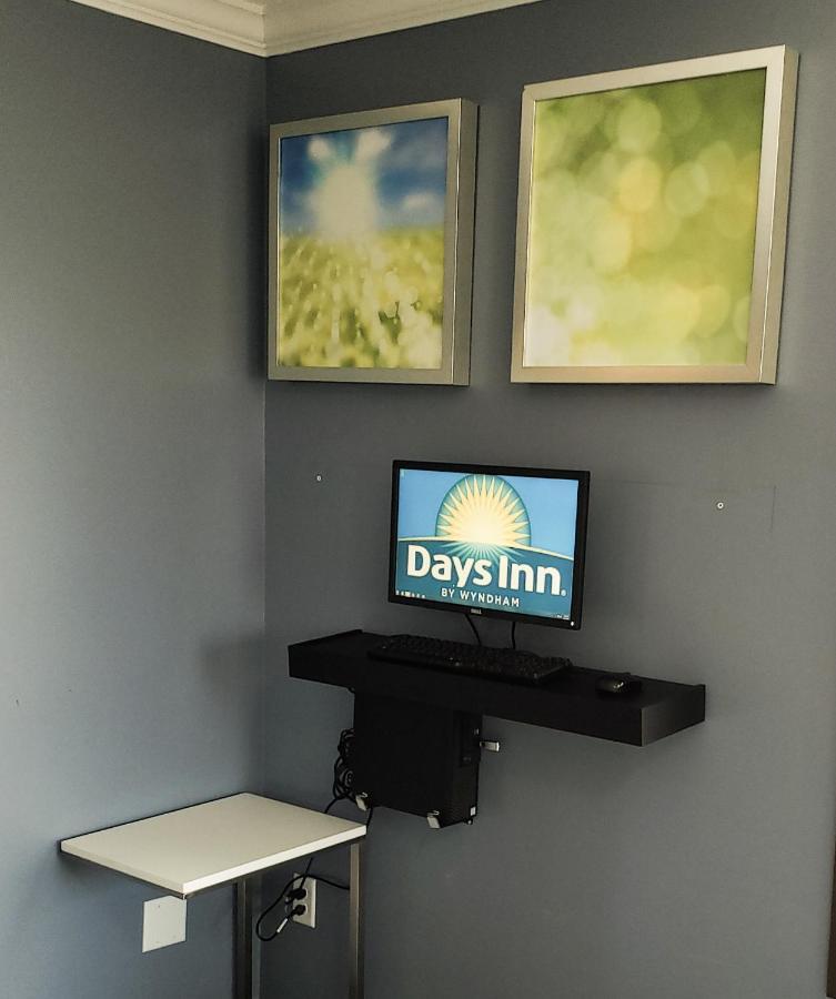 Days Inn & Suites By Wyndham Merrillville Bagian luar foto