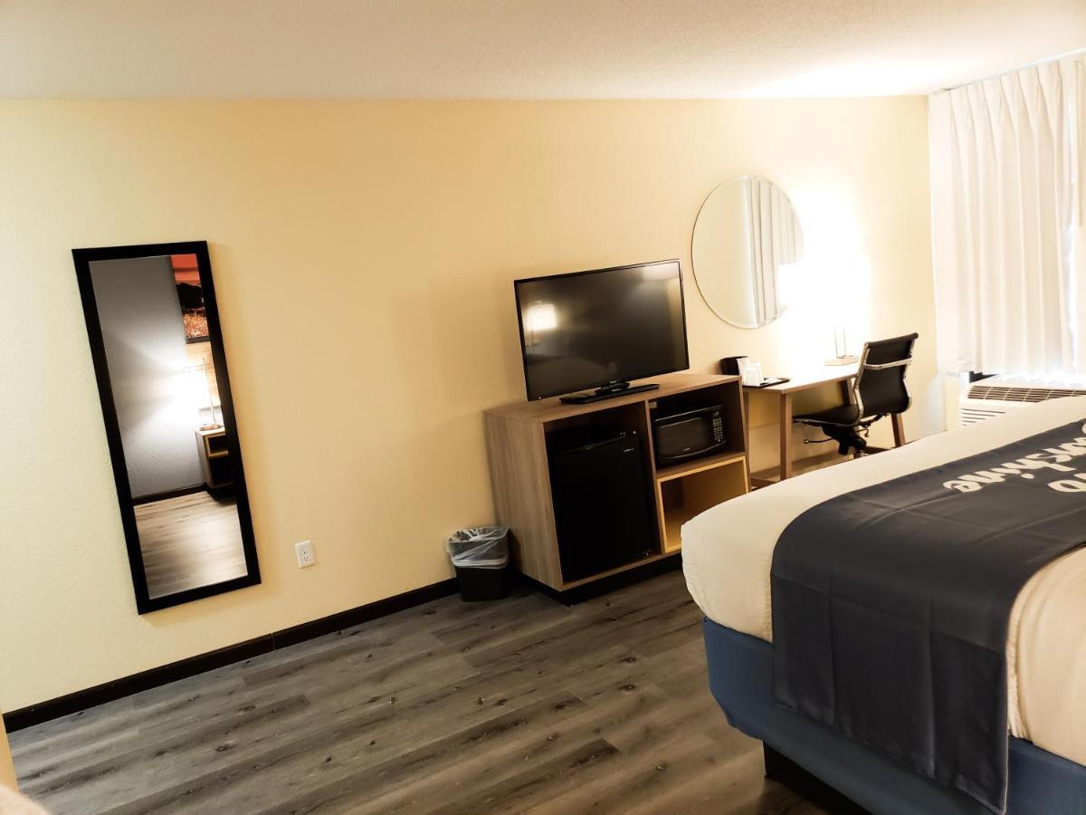 Days Inn & Suites By Wyndham Merrillville Bagian luar foto