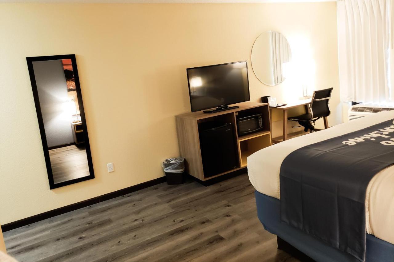 Days Inn & Suites By Wyndham Merrillville Bagian luar foto
