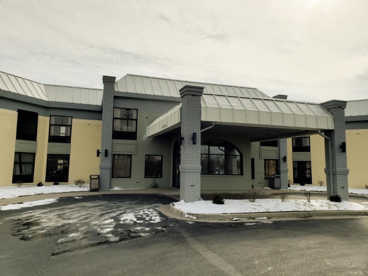 Days Inn & Suites By Wyndham Merrillville Bagian luar foto